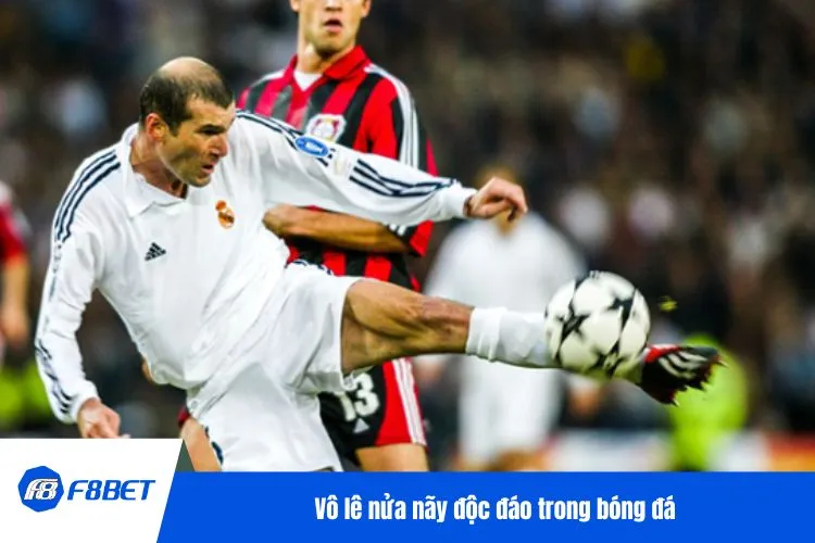 Vô lê nửa nãy độc đáo trong bóng đá